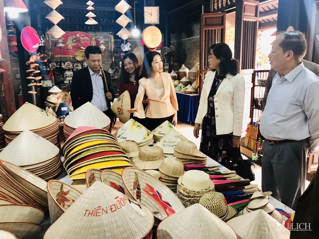Phó Tổng cục trưởng TCDL Nguyễn Thị Thanh Hương cùng đoàn công tác tham quan không gian làng nghề truyền thống nón Chuông tại Công viên Thiên đường Bảo Sơn